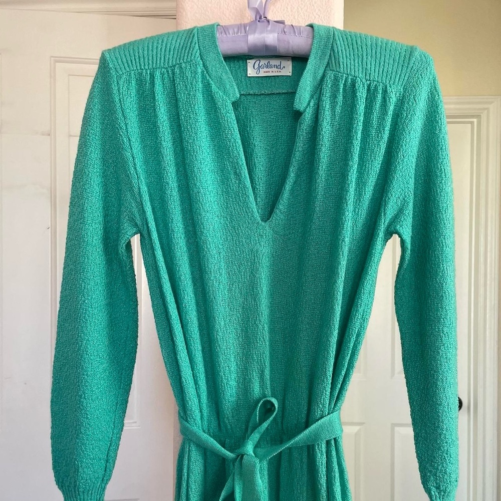Green Long Sleeve V-Neck Sheath Dress